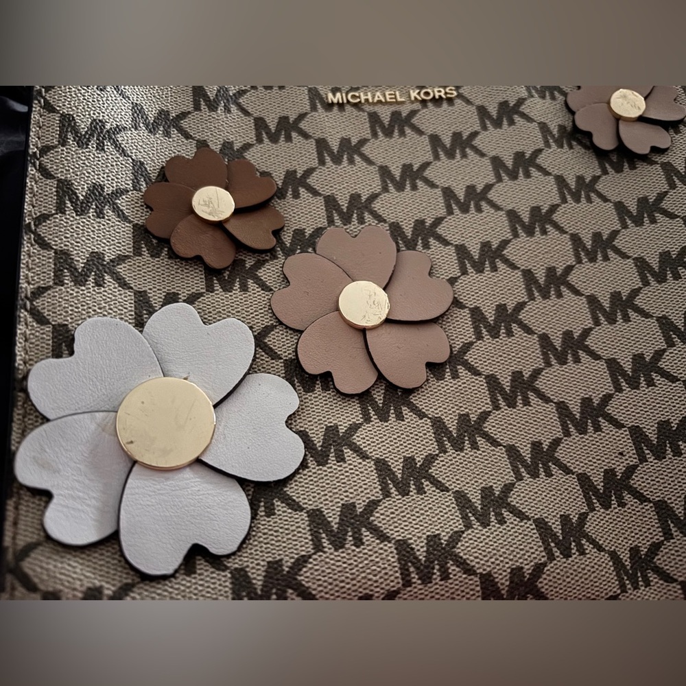 🌺Rare🌺 Michael Kors Floral Appliqué Limited Edition Clutch - Picture 3 of 12